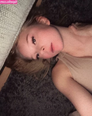 blonde_vivi [ blonde-vivi ] - Love this color on my feet   Who else has a foot fetish