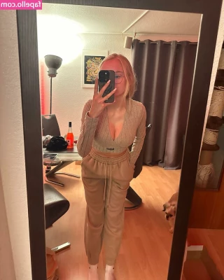 blonde_vivi [ blonde-vivi ] - Here s that meal you ordered