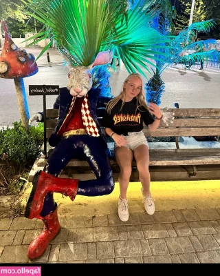 blonde_vivi [ blonde-vivi ] - yungyannahfetish dm me you seem cool