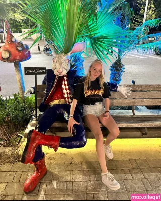 blonde_vivi [ blonde-vivi ] - Are you worthy of my time? 😏 Prove it 🤭