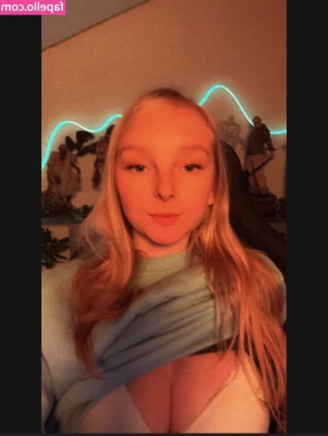 blonde_vivi [ blonde-vivi ] - Takin  a break from riding to show you my sweaty country-dude feet
