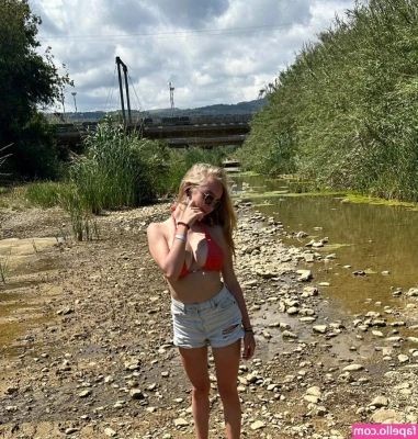 blonde_vivi [ blonde-vivi ] - Will you follow me anywhere if I look at you like this?