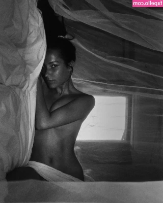 Francesca Pey [ francesca-pey ] - Bored  Waiting on someone to come thru