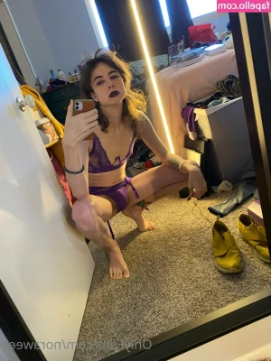 veronicaox - I took this picture under my desk yesterday at