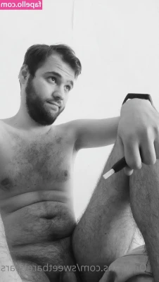 sweetbarebears - Freshly out of the shower, felt like showing off to you 😈🖤