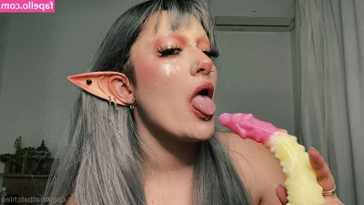 thatbxtchleo - Seeing red and blue... too bad my tits aren’t 3D. Which color do