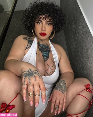 queenazita [ queenazita-3 ] - Enjoy a cigarette with me while I show off my curves