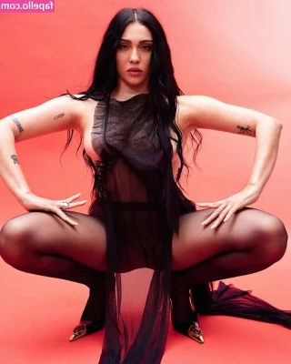 Lourdes Maria Ciccone Leon [ lourdes-maria-ciccone-leon ] - Natural feet 👀