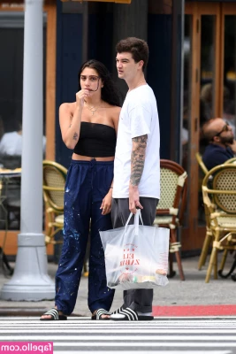 Lourdes Maria Ciccone Leon [ lourdes-maria-ciccone-leon ] - abrindo tudo pra você amor