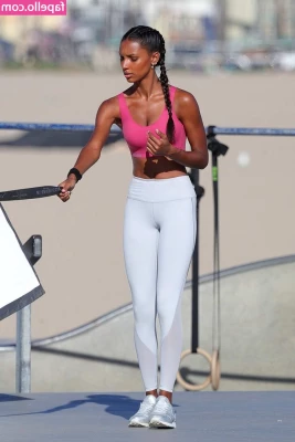 Jasmine Tookes [ jasmine-tookes ] - Pics of me shaving my hairy pussy and legs while sitting on the side