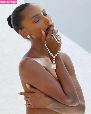 Jasmine Tookes [ jasmine-tookes ] - Playing in the ocean