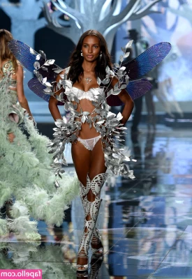 Jasmine Tookes [ jasmine-tookes ] - park and play ☔️ Let’s fuck in the backseat? 😏