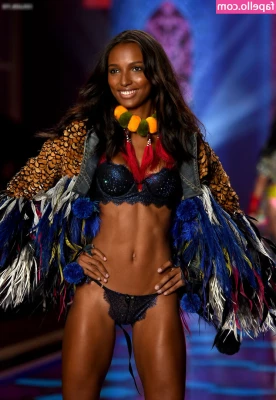 Jasmine Tookes [ jasmine-tookes ] - Wie gefällt dir mein neues heißes Outfit von Front   Soll ich so