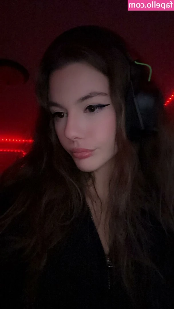 Meaaly26 - Come spank my big fat assss 🍑