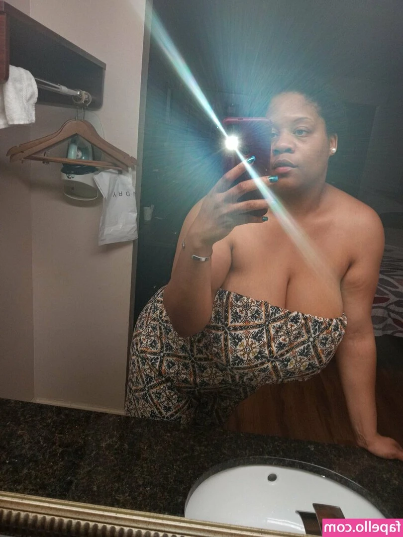 Bigboobiebirdy - I'm training my buttocks a lot for you my loves 🤍🍑 soon new