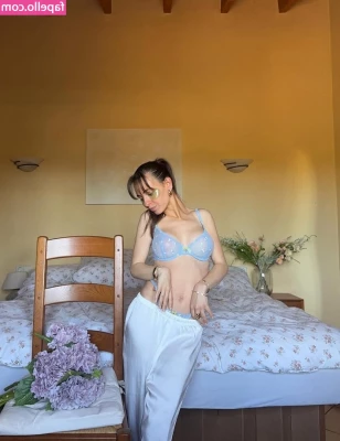 Marci - Me gusta no llevar nada debajo de mis vestiditos cortos
