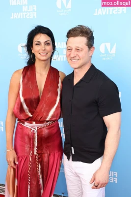 Morena Baccarin [ morena-baccarin ] - Omg such a lovely cameltoe 🤤! Pic 1 or 2? 🤔 Lick it &