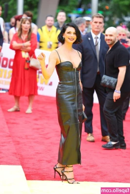 Morena Baccarin [ morena-baccarin ] - Come swimming