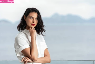 Morena Baccarin [ morena-baccarin ] - A bit of free time for a cheeky play   xxx