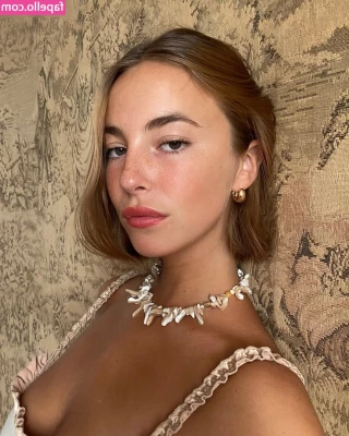 Amelie Manzoli [ amelie-manzoli ] - my toesies are so cold 🥶🥺🛏️