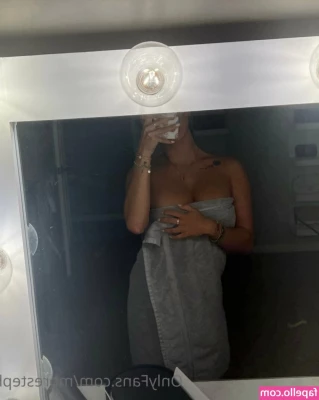 Steph Pappas [ steph-pappas ] - CUM get some! DM me daddy 😏
