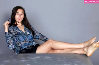 Jessica Yu Li Henwick [ jessica-yu-li-henwick ] - Having fun with some colored contacts 👀