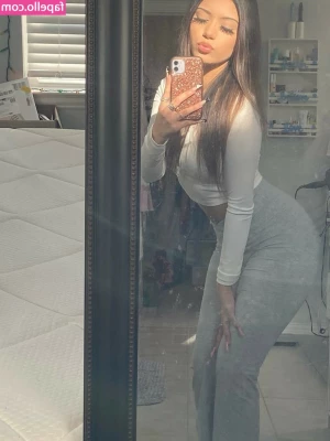 um.alayna [ um-alayna ] - Stream started at 05/25/2020 05:28 pm