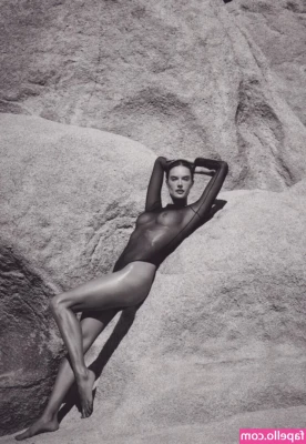 Alessandra Ambrosio [ alessandra-ambrosio ] - Holding them out for the load