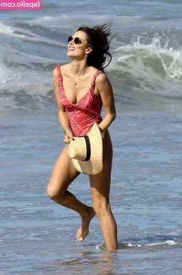 Alessandra Ambrosio [ alessandra-ambrosio ] - New account, just started.   I see people join so quickly, and