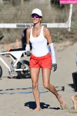 Alessandra Ambrosio [ alessandra-ambrosio ] - Play with my rolls