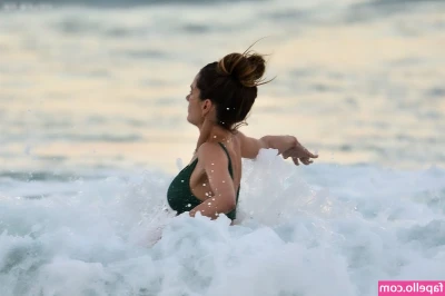 Alessandra Ambrosio [ alessandra-ambrosio ] - Plush sandals around perfect toes