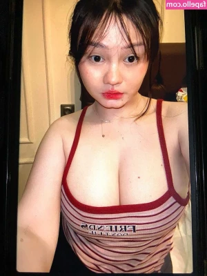 Tokyovibes - Serias capaz de bañarte con alguien así y no hacer nada  Nosotros