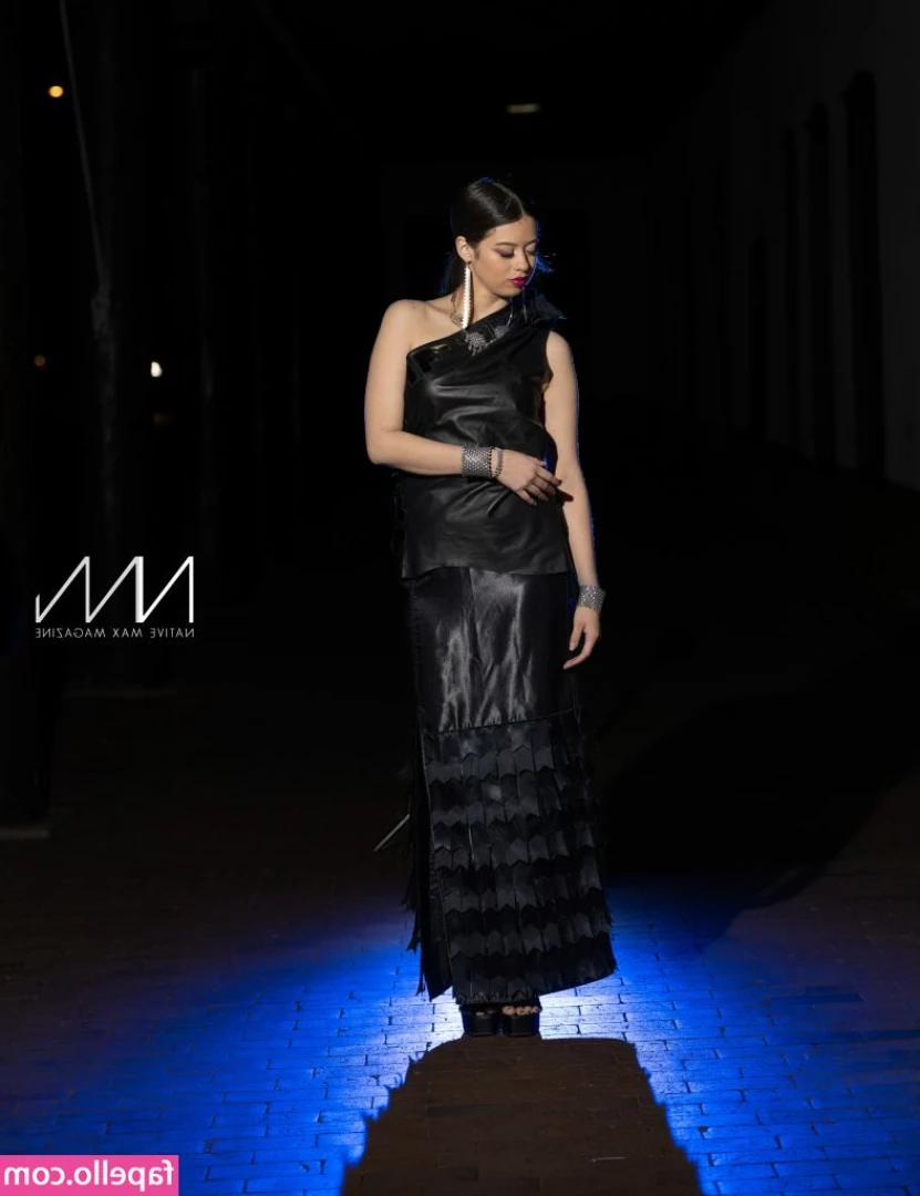 Amber Midthunder [ amber-midthunder ] - Come and join me in my bath