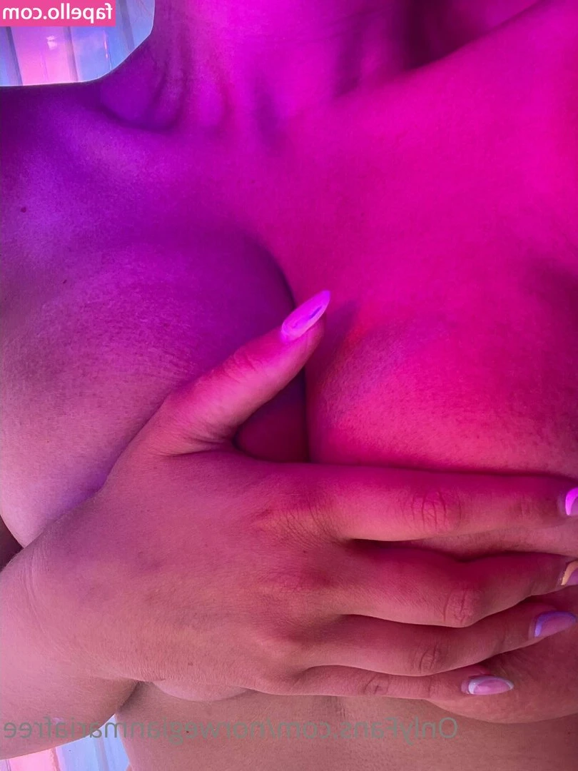 norwegianmaria - Have you said hi to me in the DM's today?! 👋 get a free nude 🔥
