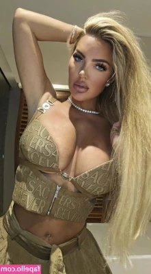 Aisleyne Horgan-Wallace [ aisleyne-horgan-wallace ] - Can I get a hug this morning? I'd love to feel my big titties rubbing