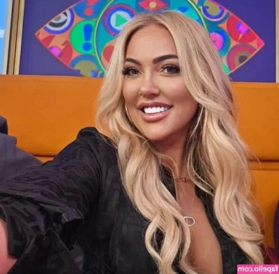 Aisleyne Horgan-Wallace [ aisleyne-horgan-wallace ] - Your gonna need 2 hands for me 😏