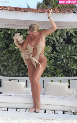 Aisleyne Horgan-Wallace [ aisleyne-horgan-wallace ] - Having fun with daddy at the Penn House