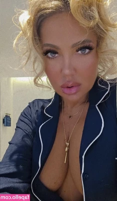 Aisleyne Horgan-Wallace [ aisleyne-horgan-wallace ] - dirty feet from volcanic sand  I like this feeling