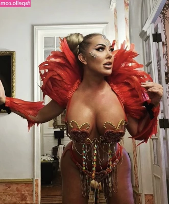 Aisleyne Horgan-Wallace [ aisleyne-horgan-wallace ] - Those curves doh...