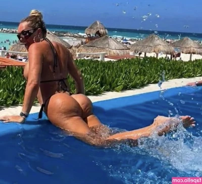 Aisleyne Horgan-Wallace [ aisleyne-horgan-wallace ] - Morning Devils  - Just took a shower and wanting to show off a little
