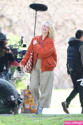 Elle Fanning [ elle-fanning ] - VOL ON 📢 Booty clapping...wanna see the whole 30 sec. video?