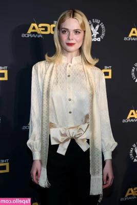Elle Fanning [ elle-fanning ] - Let's get some tips to drop the towel 😈