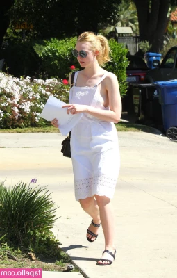 Elle Fanning [ elle-fanning ] - no hands