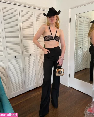 Elle Fanning [ elle-fanning ] - Last picture set before the green goes