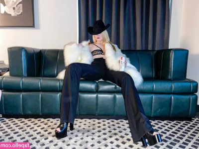 Elle Fanning [ elle-fanning ] - Who is into latex , pvc or femdom? Let me know :