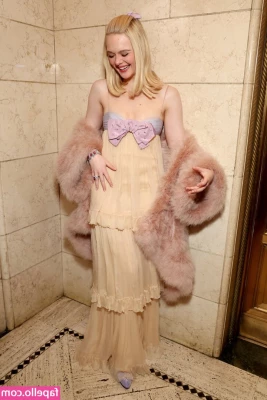 Elle Fanning [ elle-fanning ] - Mi cuerpo anhela el contacto con el tuyo