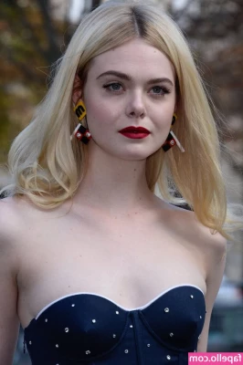 Elle Fanning [ elle-fanning ] - Wearing my Friday fit! 😁 #WeekendReady