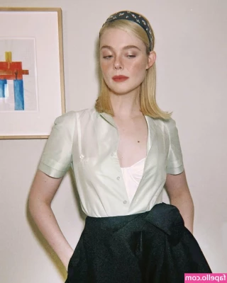 Elle Fanning [ elle-fanning ] - After a few drinks - selfies from Friday night