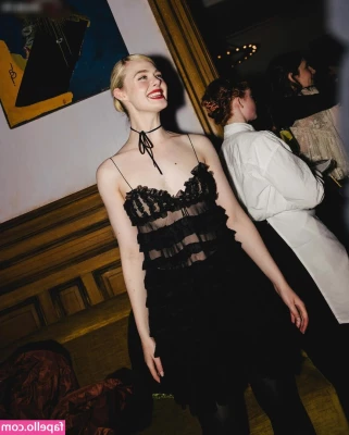 Elle Fanning [ elle-fanning ] - Meus Vídeos São Tão Gostosos Que Me Masturbei AssistindoMy Videos