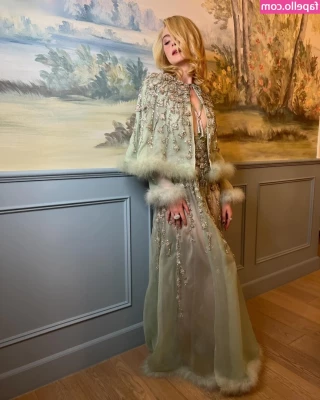Elle Fanning [ elle-fanning ] - Cariño  como pequeño regalito por suscribirte a mi OF acá tienes